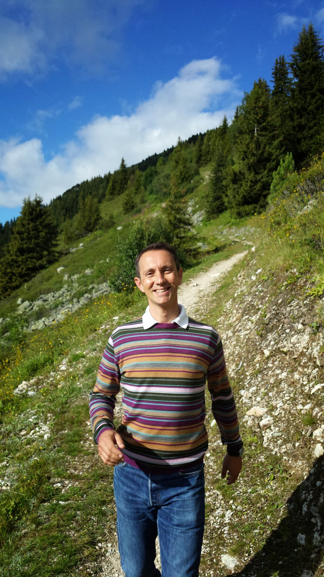 Portrait de Michaël, souriant en pleine nature